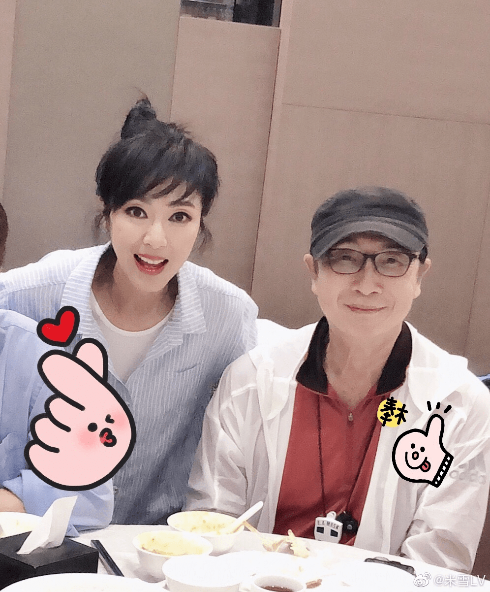 米雪跟好友合影66岁又画眼线又涂口红完全不肯素颜面对现实