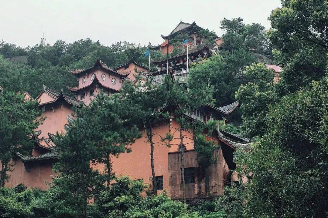 清晨爬德胜岩再合适不过了,置身其间,欣赏着满眼的绿意,呼吸着清新的