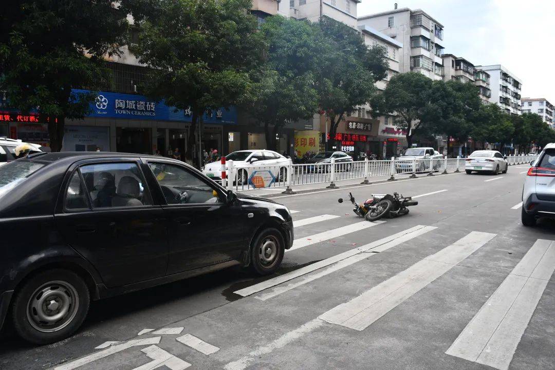 事发江门!摩托车及行人在斑马线被小车撞倒!原因不简单.