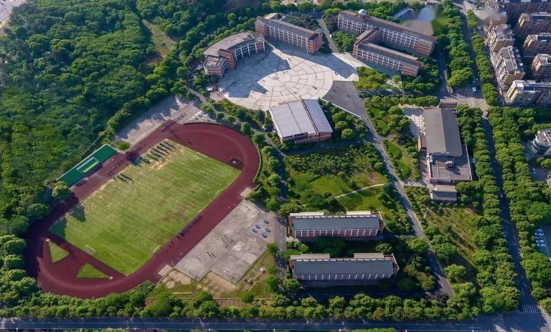 桐庐县三合初级中学位于桐庐县区中心,坐落在逶迤连绵的大奇山和悠悠