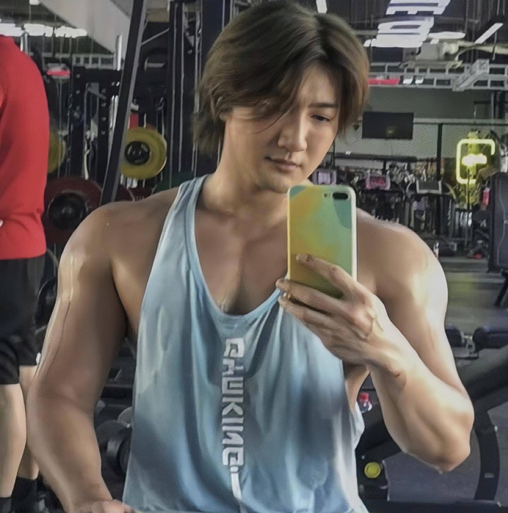 38岁香港知名男星突然宣布已结婚,否认自己喜欢男生_蔡淇俊_网友_社交