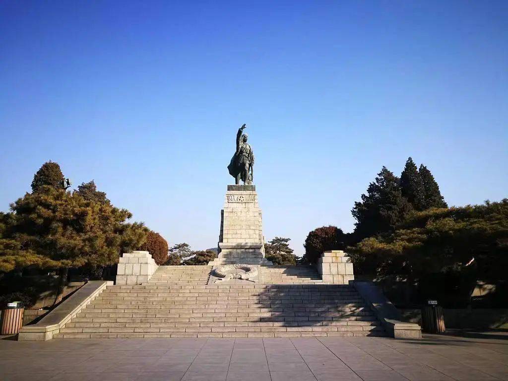 东北抗日义勇军在这里源发,举世闻名的辽沈战役在这里打响,解放全中国