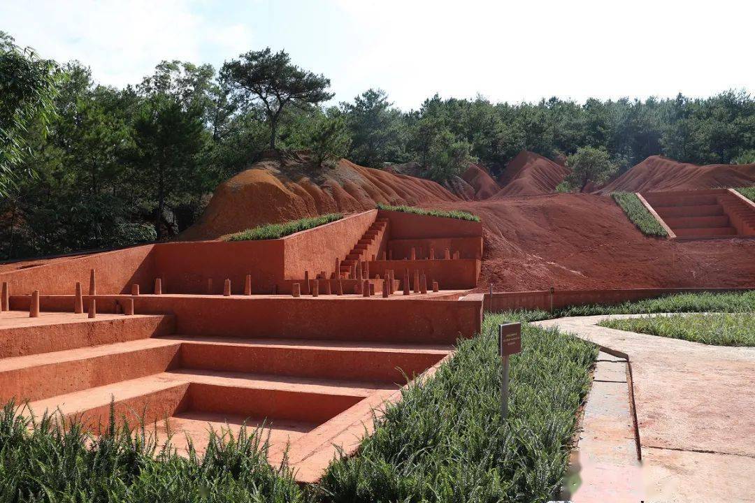 考古挖掘的台阶层次,承载岭南先民生活的网纹红土美如彩绘,磨刀山遗址