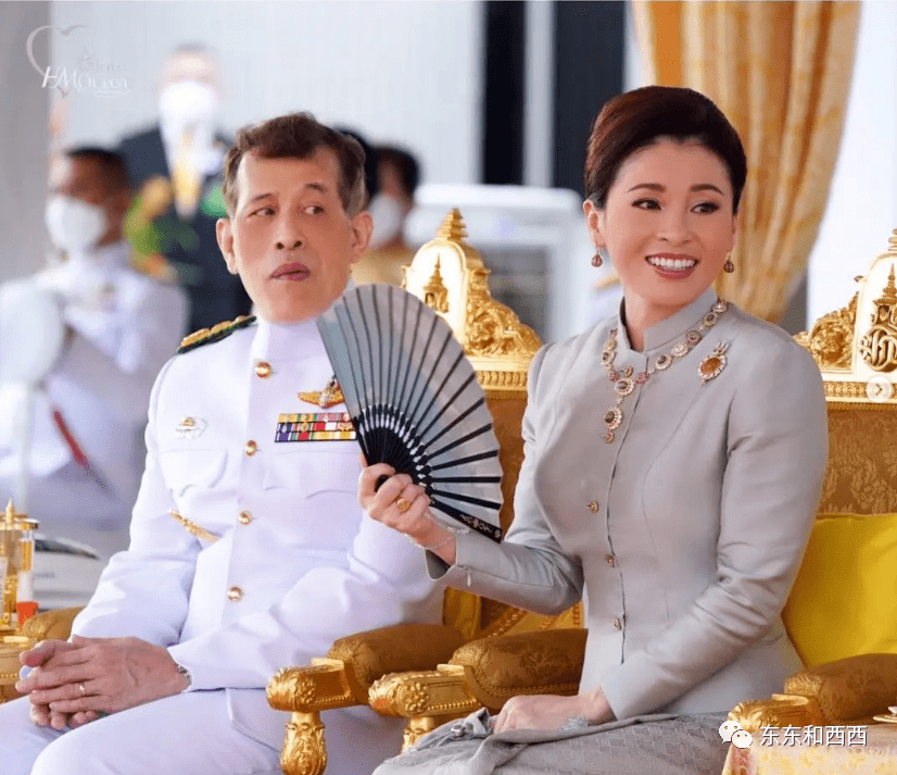 除了钻石首饰,还有亚洲王室才得见的碧玺和金镶玉项链,都是泰式古董