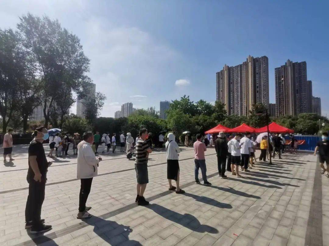 及时采集的群众避免人群聚集做完核酸检测后群众及时离开从现场指挥