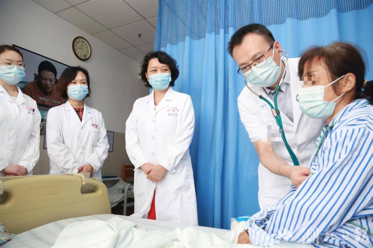 直到1个多月前下身不规则出血,才到当地医院就诊