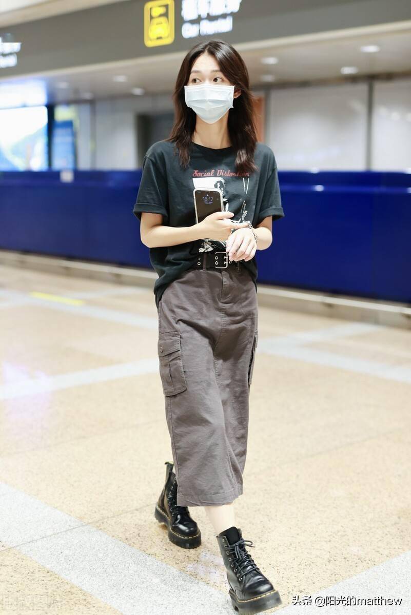 段奥娟落地北京机场,t恤搭配牛仔裙潇洒自如