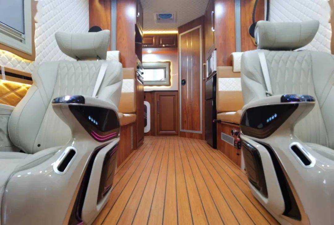 中恒依维柯2046四驱越野房车空间质感享受配有航空座椅升降吊床ktv点