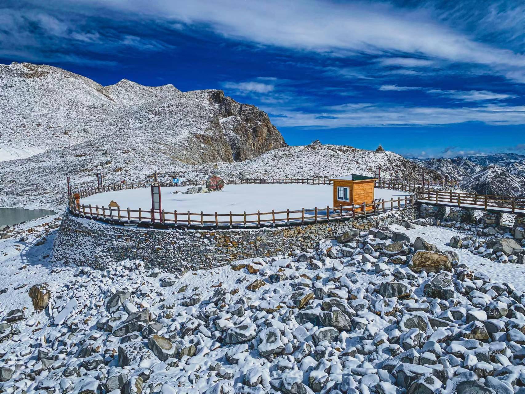 南方的雪国！达古冰川下雪啦！