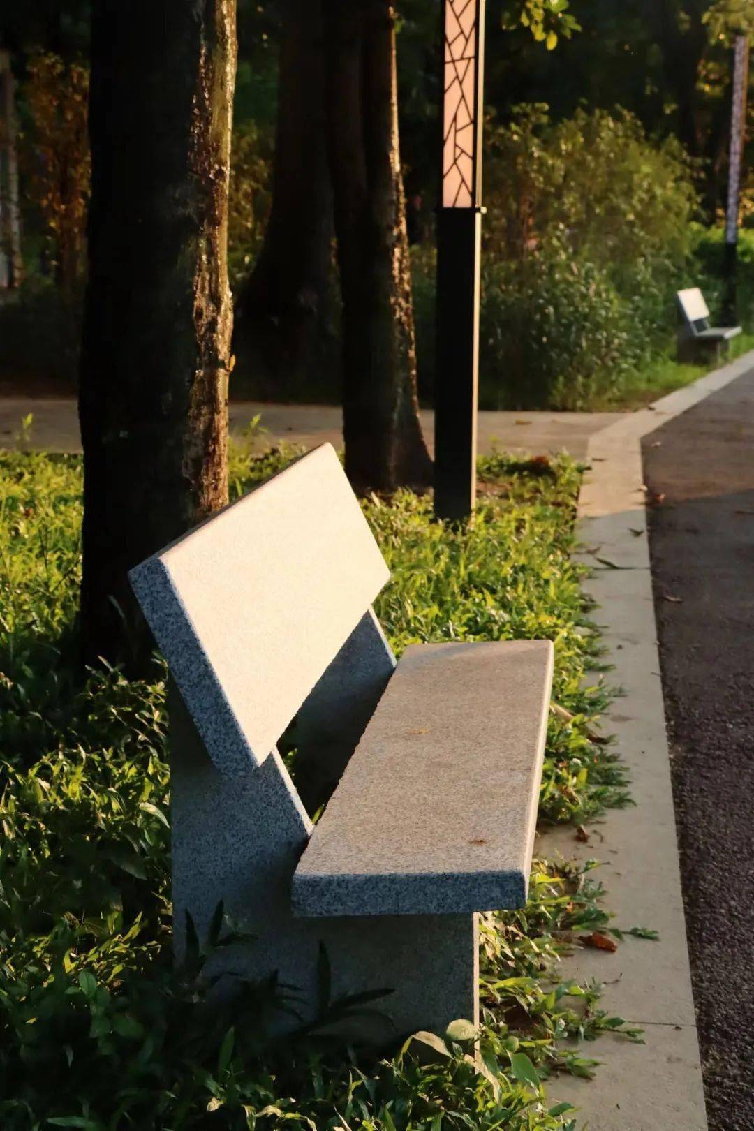 林昭颖summer摄影我还在期待那场热风磅礴雨滴在细碎泥泞的烤架上翻滚