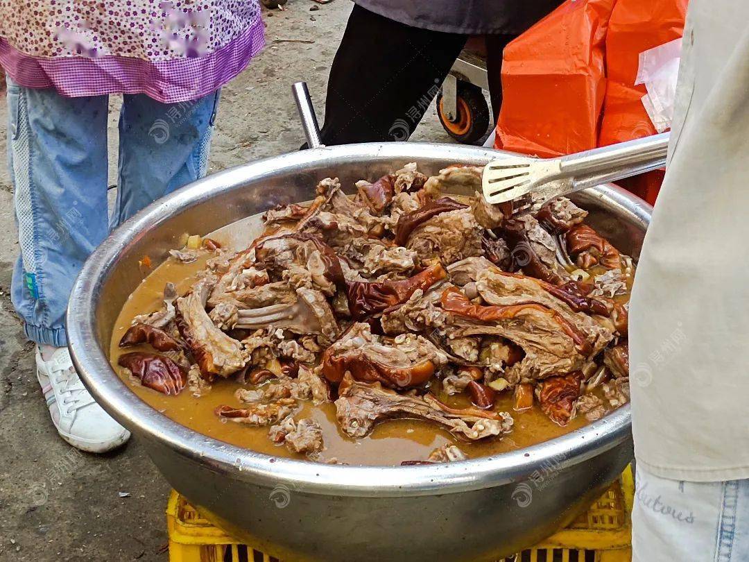 还有些好客的桂平人喜欢呼朋唤友的聚在一起欢度大暑狗肉,啤酒,荔枝甚
