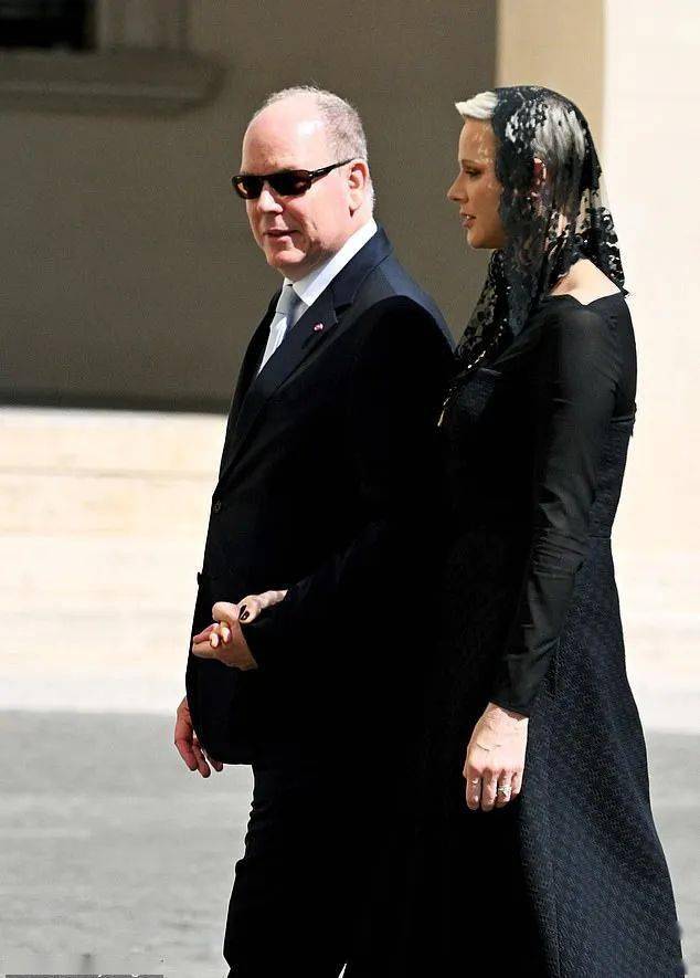 别人见教皇都要穿黑衣为啥摩纳哥王妃可以穿白的还能露肩