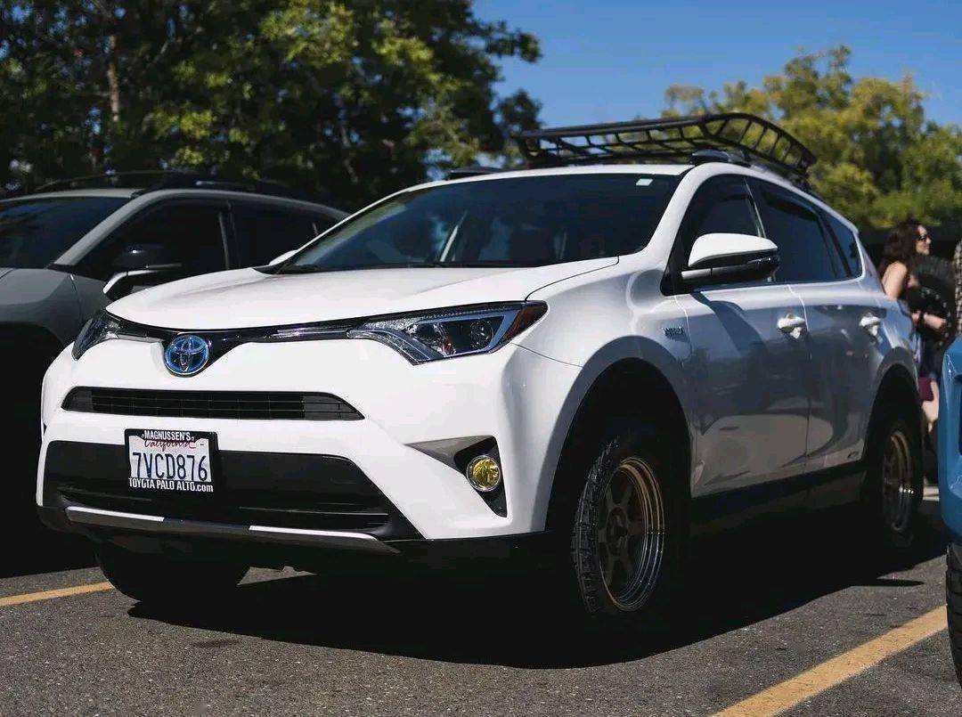 越野版丰田rav4首曝光造型更犀利双色车身四驱比crv帅气