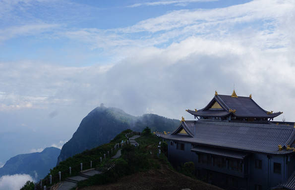 在炎炎夏日里与峨眉山的清凉撞个满怀