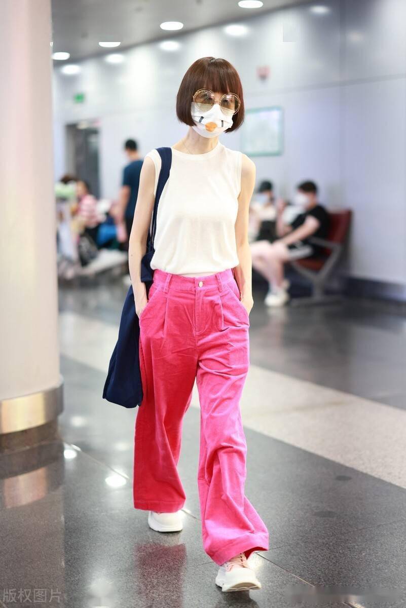 街拍鲁豫白色无袖背心粉红色阔腿裤大包包时尚亮眼