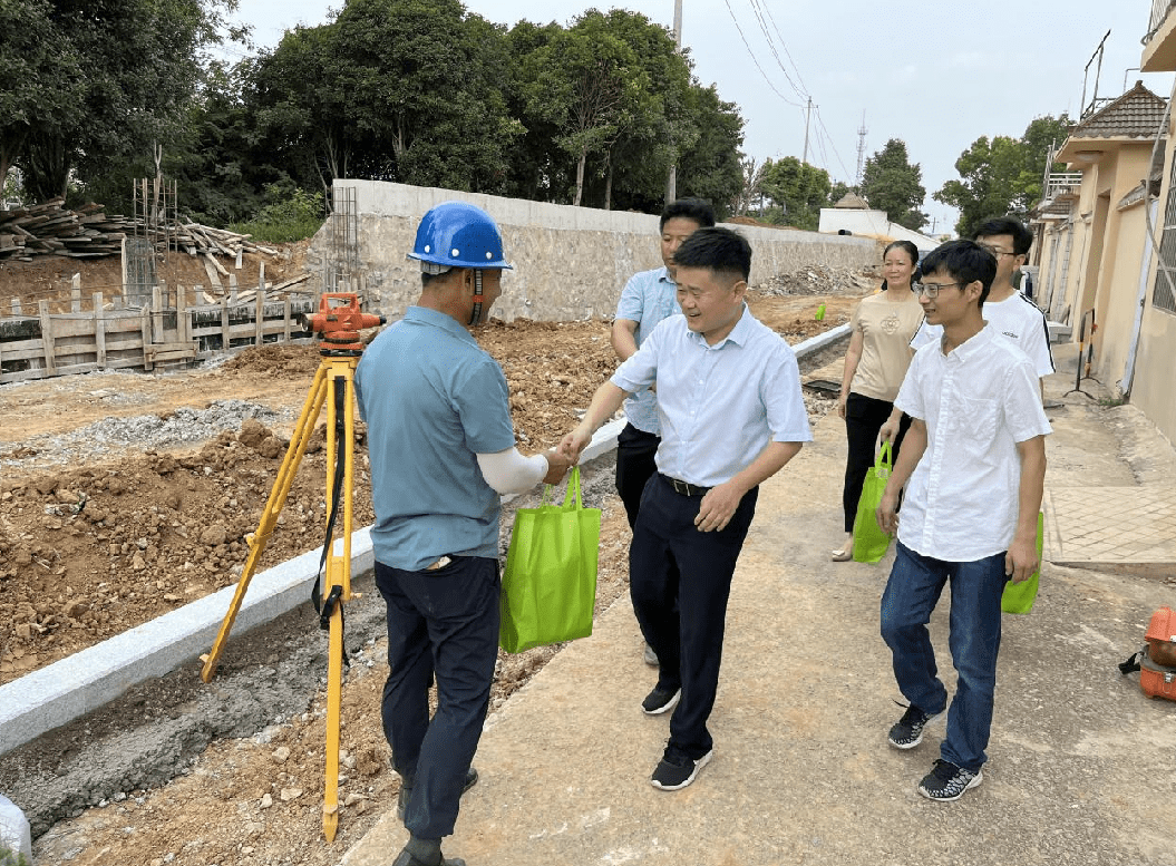 湾沚镇党委书记朱应华,镇长吴刚带队为坚守在高温下的职工送去工会
