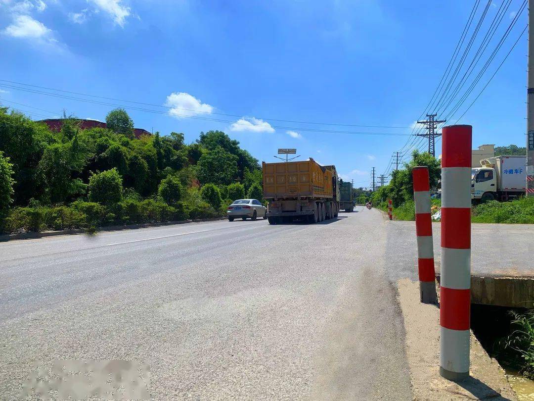 国道324线k1450 660右侧(玉州区仁东镇)新安装道口桩(图/钟杰安)道口