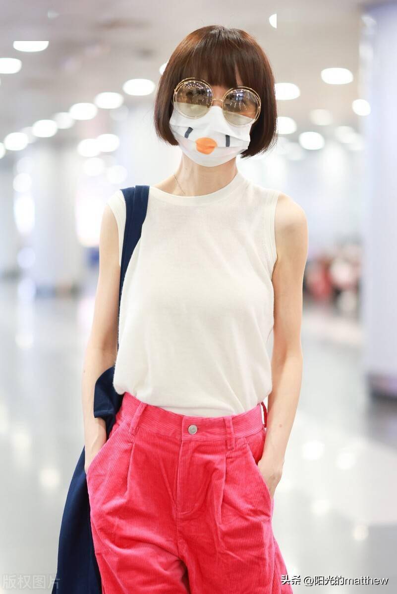 街拍:鲁豫白色无袖背心 粉红色阔腿裤 大包包时尚亮眼_机场_北京_鲁豫