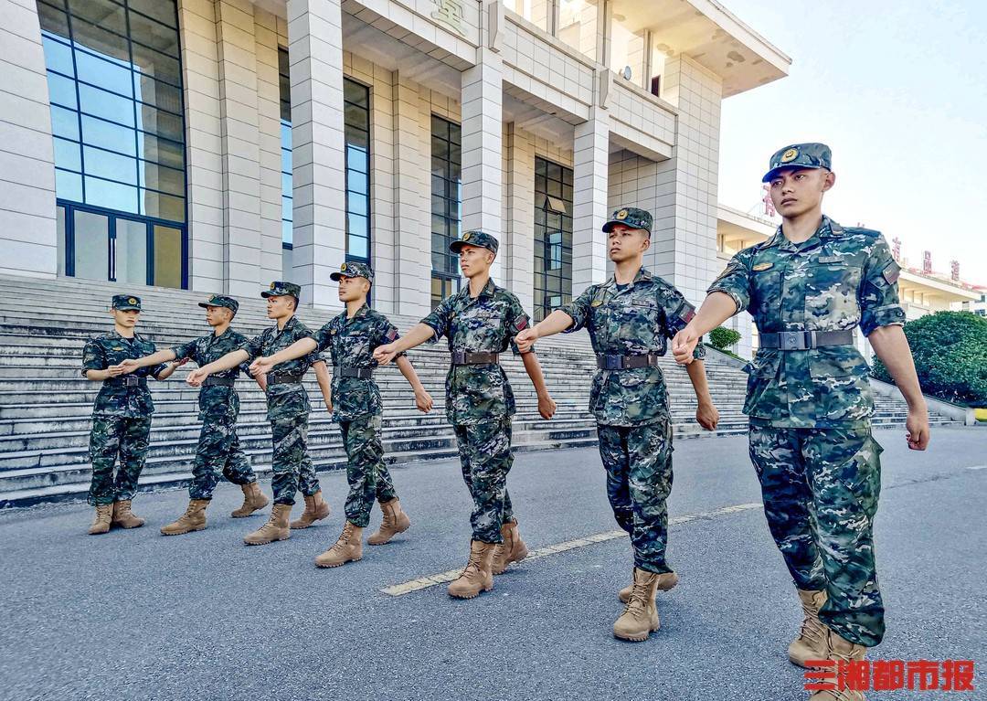 武警湖南总队某部正式换装21式作训服