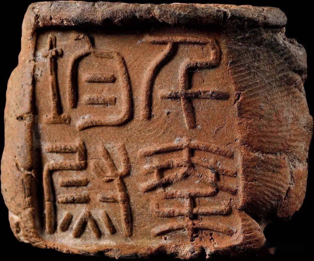 纸张尚未普及的两汉时期,书写的受体主要还是竹简或木椟,同时,有两个