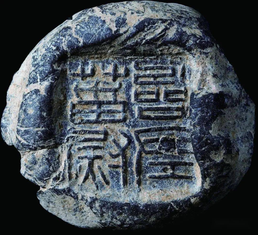 纸张尚未普及的两汉时期,书写的受体主要还是竹简或木椟,同时,有两个