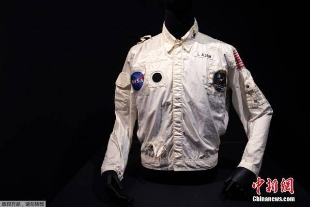 美国首次登月宇航员夹克拍卖 成交价近280万美元