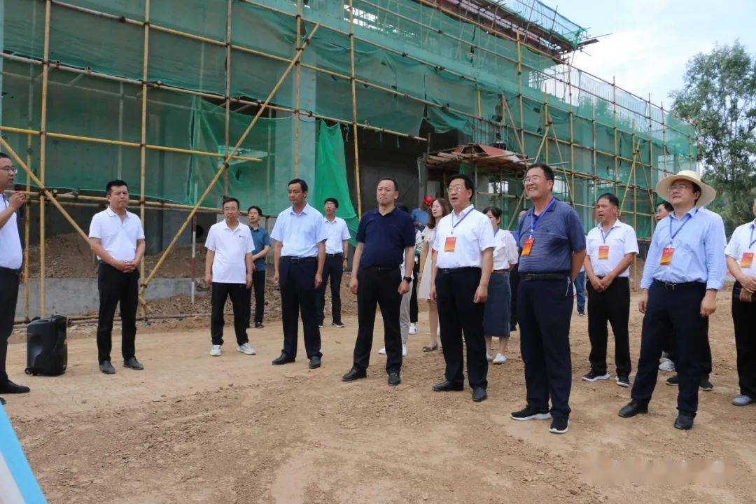 7月26日,市人大常委会副主任赵小林,副地级干部樊文浩带领部分驻平凉