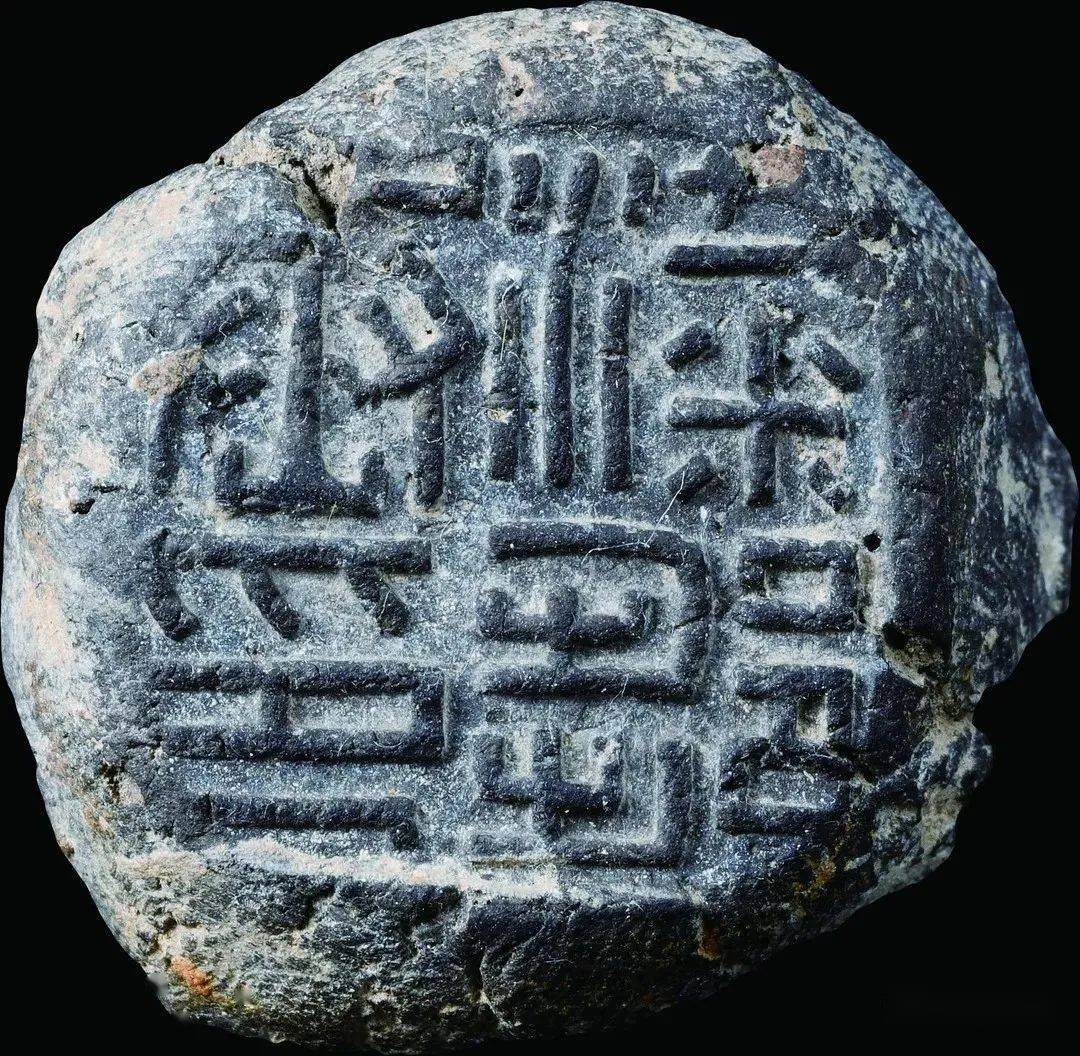 纸张尚未普及的两汉时期,书写的受体主要还是竹简或木椟,同时,有两个