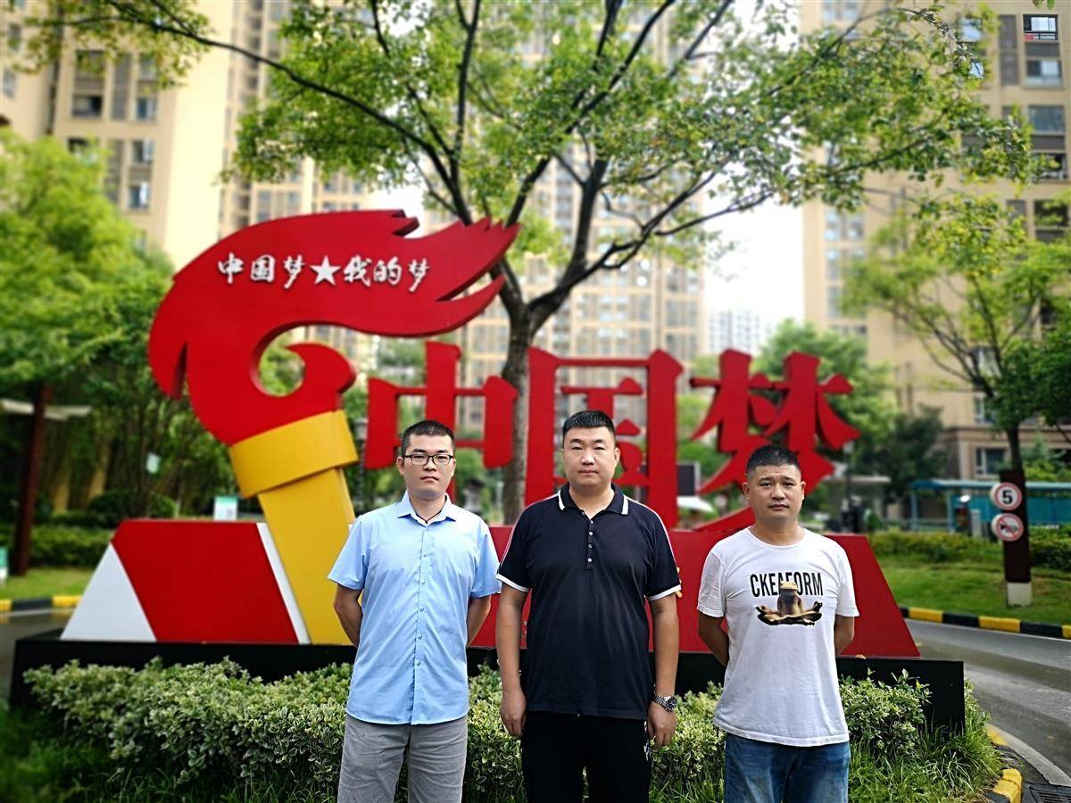 鲍法宏,刘展鹏)"2018年,因为想协调小区停车费维持合理标准,3个人碰到