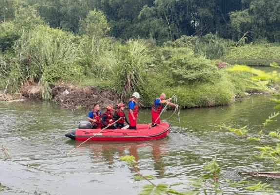 在漳浦县石榴镇鹿溪水域附近,三人去游泳,一人溺水,请求救援队到现场
