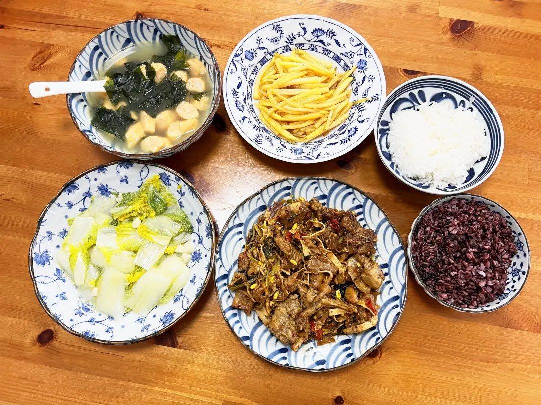天热70后夫妻俩的晚餐，有荤有素还有汤，花钱不多，吃得香不浪费_牛蛙_醋溜土豆丝_杂粮