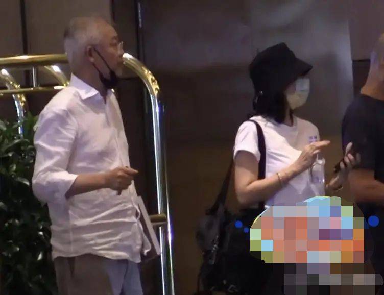 章子怡深夜好友聚餐,身穿T恤搭配短裤低调朴素
