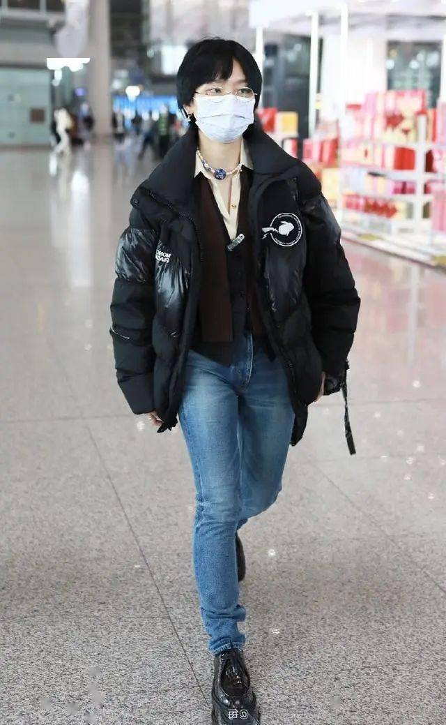 周笔畅成功暴露真实身高宽松运动裤配厚底鞋看着不像1米65