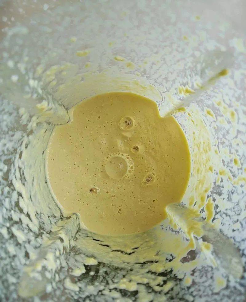 放入面粉搅拌成粘稠面糊,盖保鲜膜发酵.