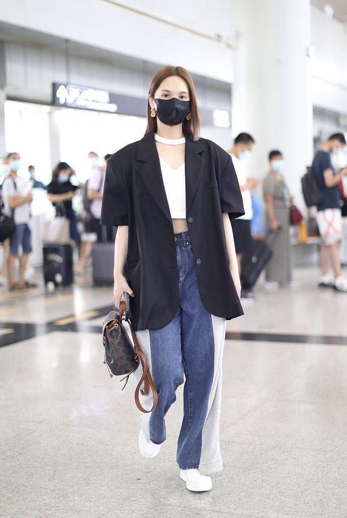 2022年7月31日,长沙,杨丞琳长沙黄花机场街拍.