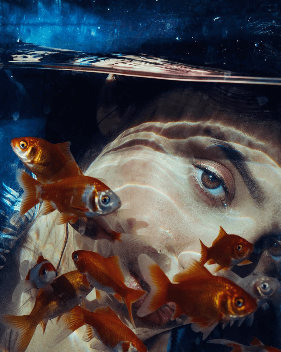 油画般的美水下游泳的小姐姐被拍得很美