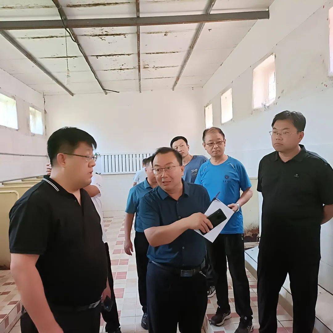 观摩过程中,淮镇中心总校校长王向东现场介绍了厕所改