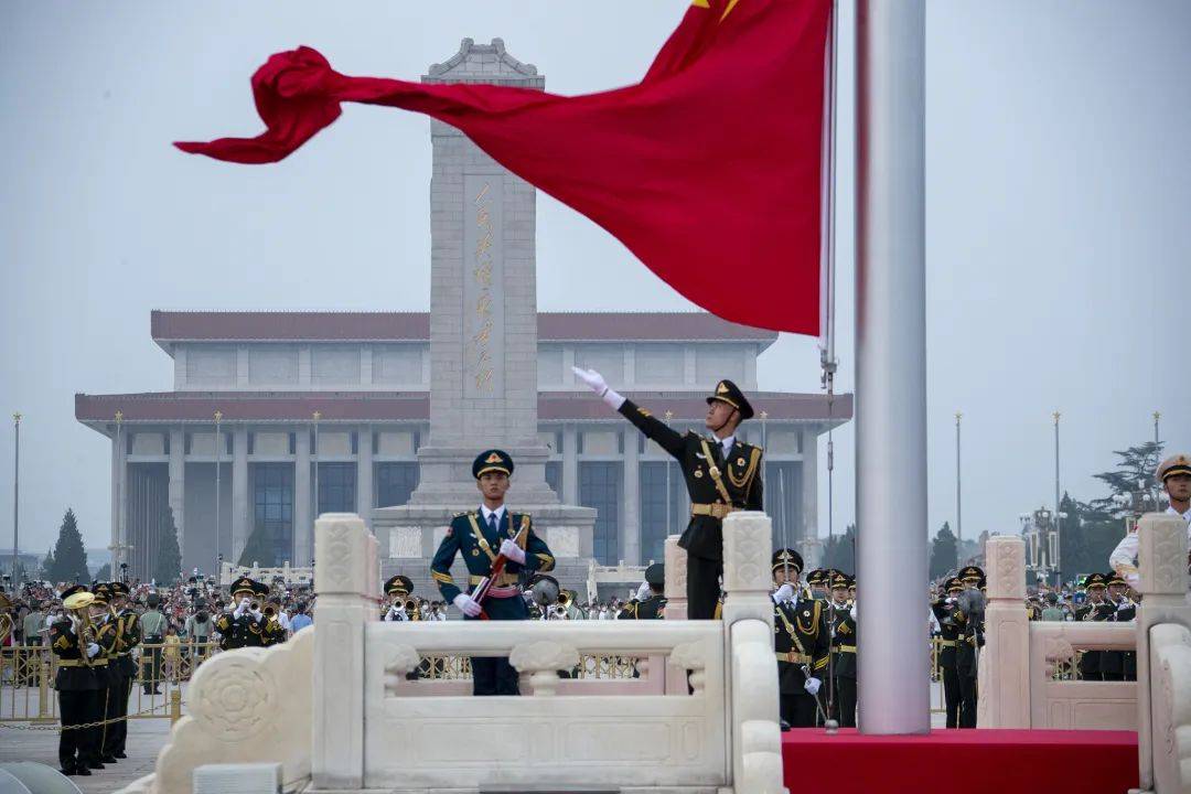 无数群众汇集到天安门广场观看升国旗仪式在庆祝中国人民解放军建军95