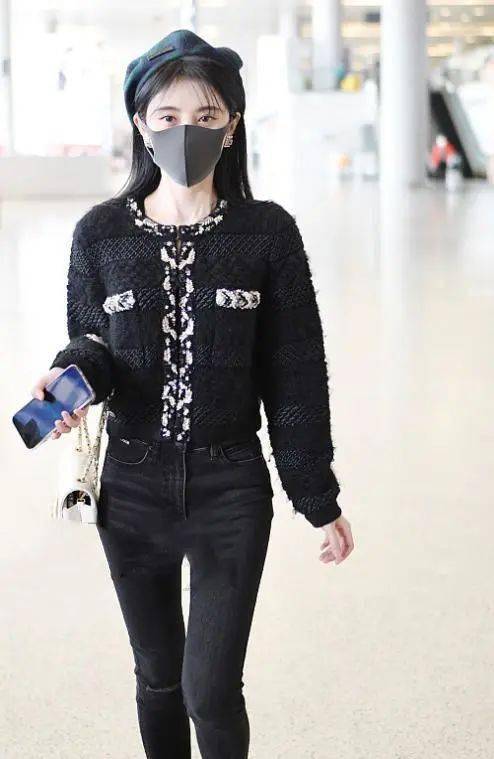 鞠婧祎对自己身材太自信了裤子都撑出了副胯但看着还挺美