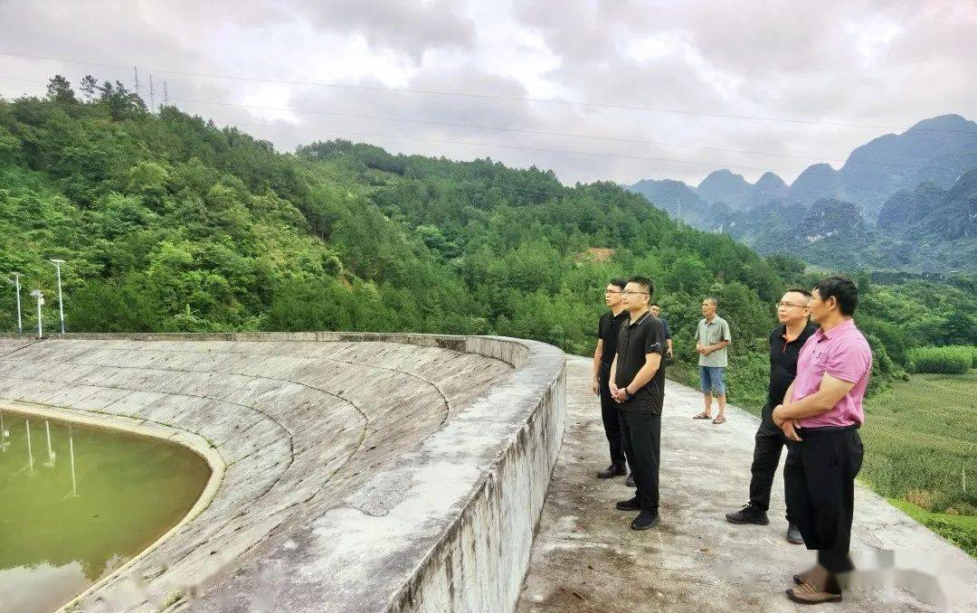 图为市水利局谢晓岗副局长一行在九民水库查看工程