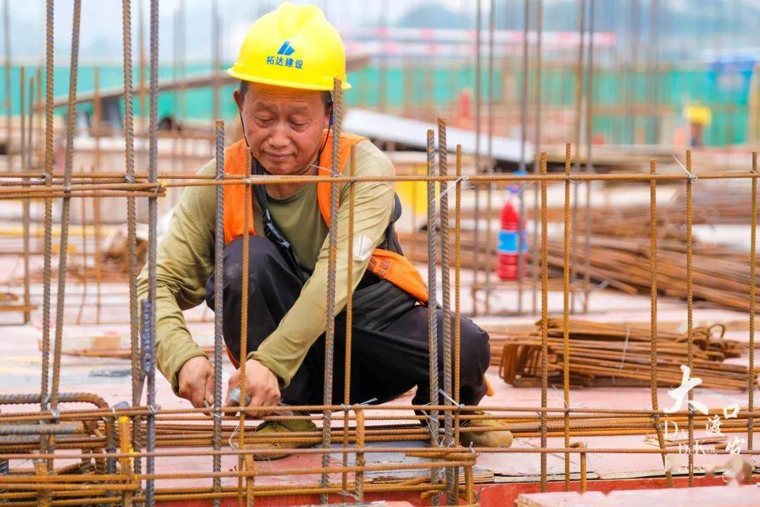 高温下的坚守大渡口建筑工人工地热火朝天干劲热情高涨