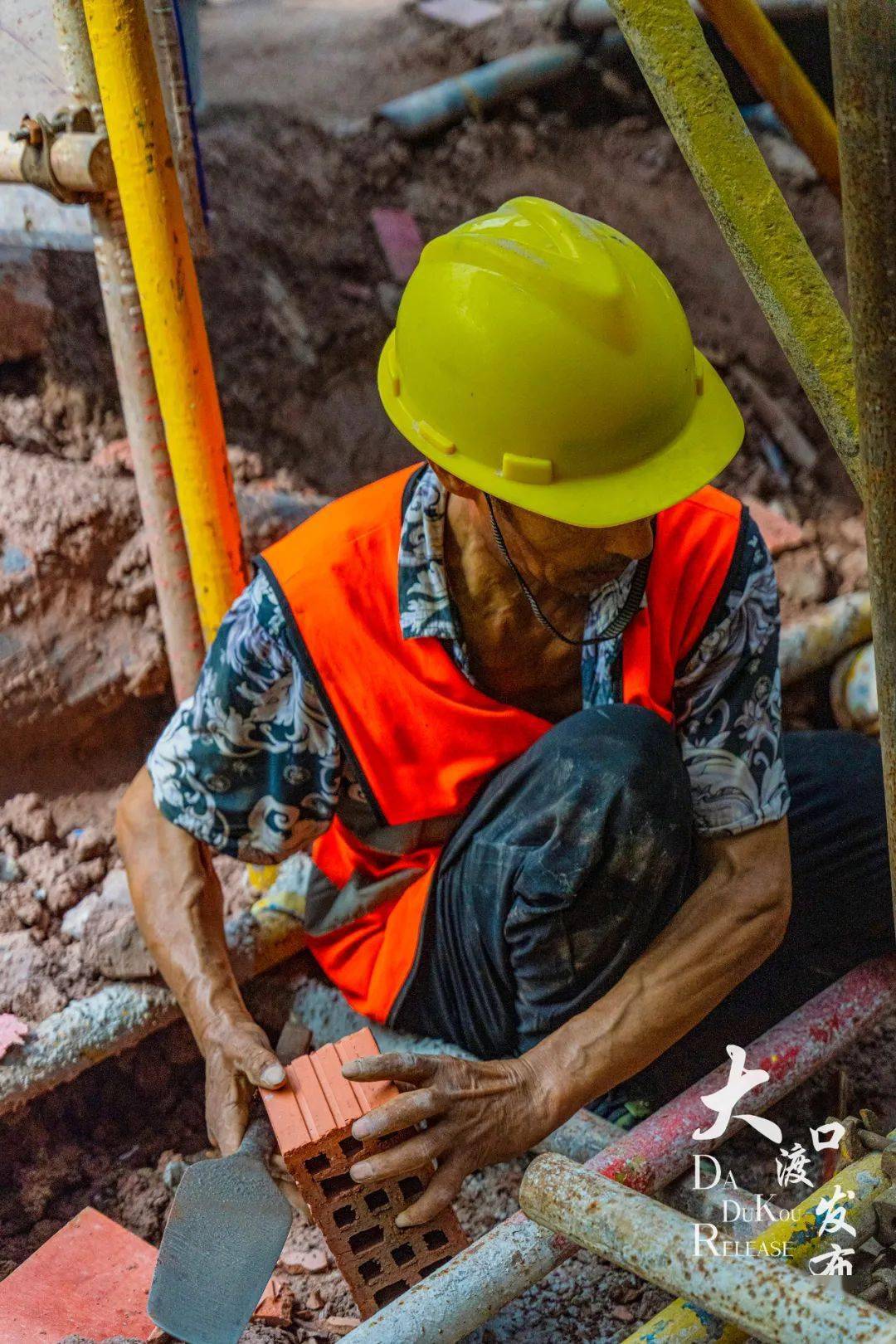 高温下的坚守大渡口建筑工人工地热火朝天干劲热情高涨