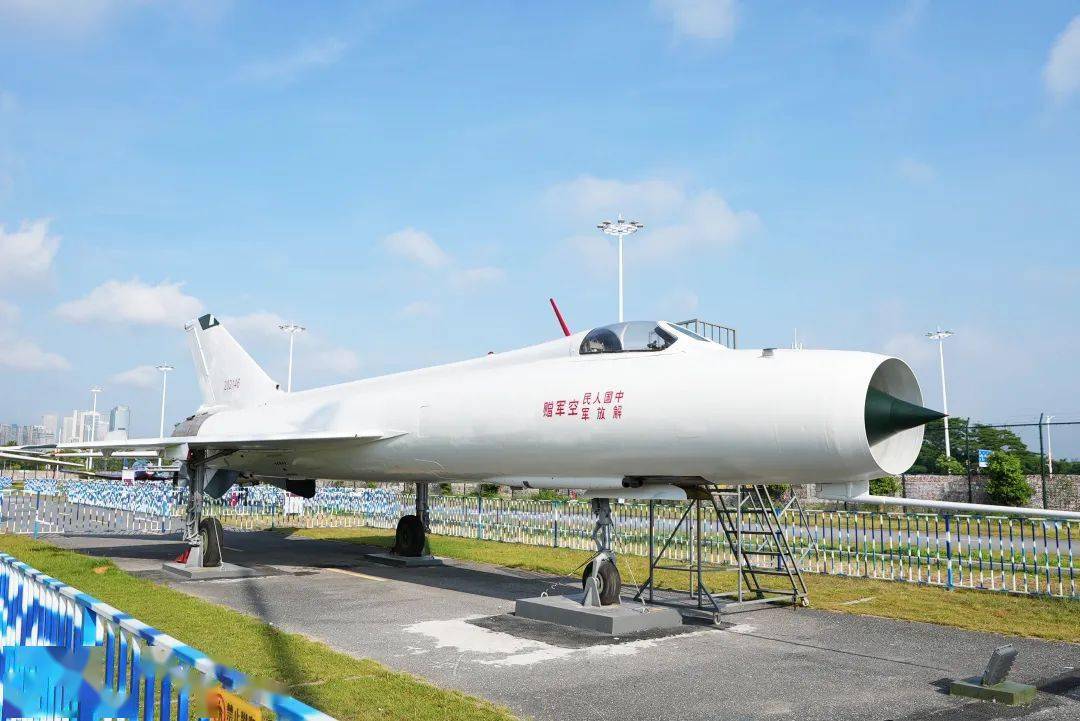 航空区展示飞机,战斗机,轰炸机等,利用空军运输机内部空间作为专题
