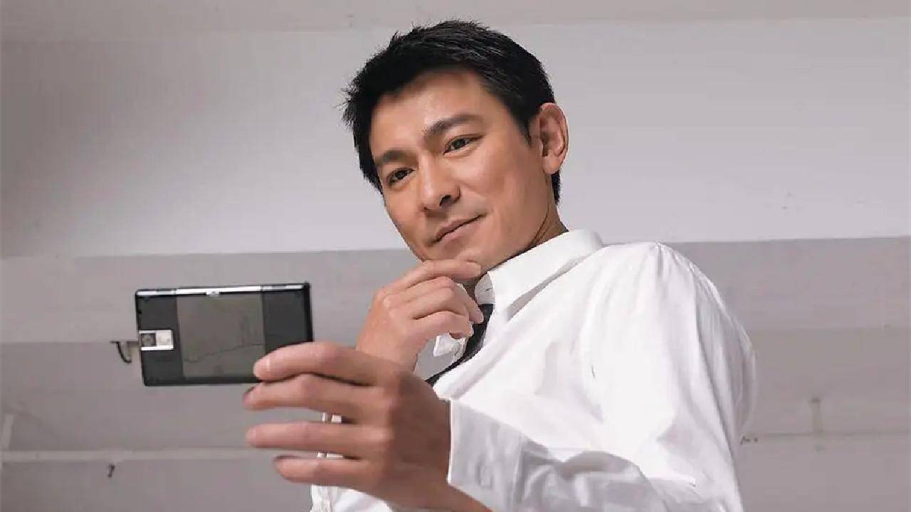 他砸下重金请刘德华来代言金立手机,同时又在各个网站上投放广告,当时