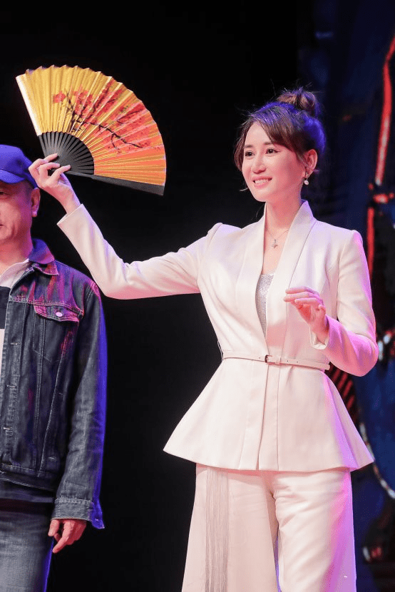 50岁沙宝亮真好命,女友小16岁气质还清纯,连日常自拍都这么甜_显得