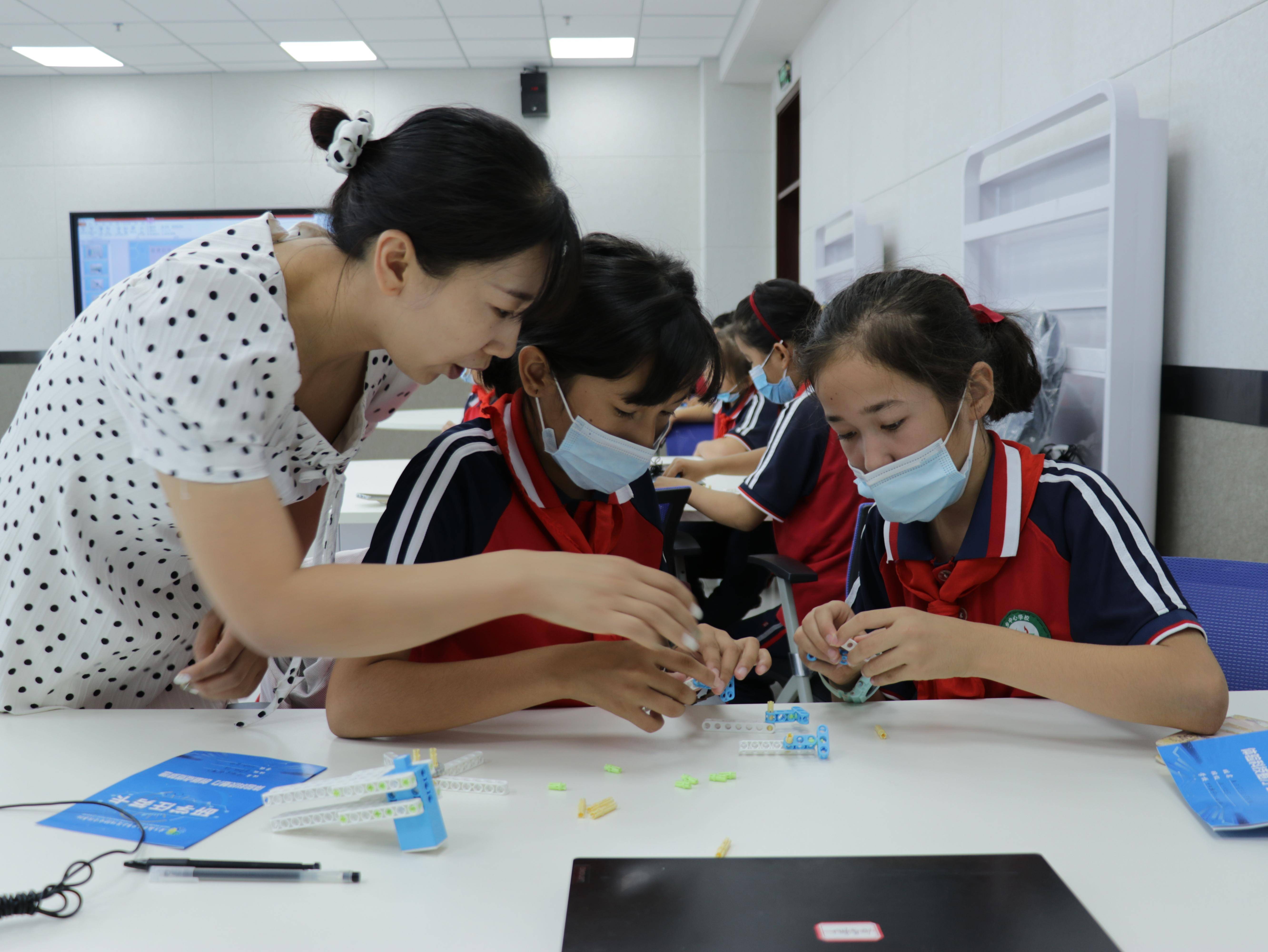 文化润疆库尔勒市青少年示范性综合实践基地开展公益研学实践活动