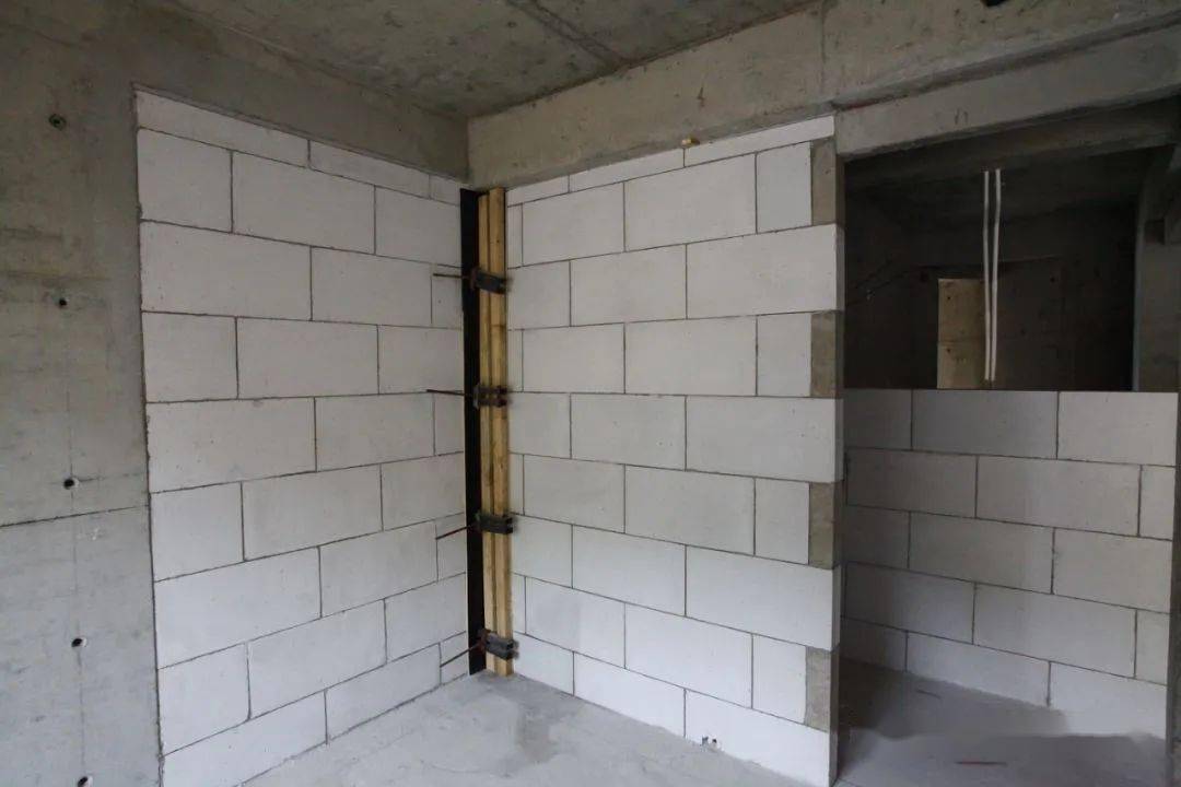 2,户内强弱电箱预制及门洞口部位木砖预制.