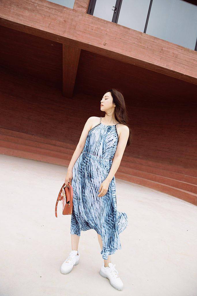 董璇赤脚拍摄海滩写真度假风穿搭悠闲惬意