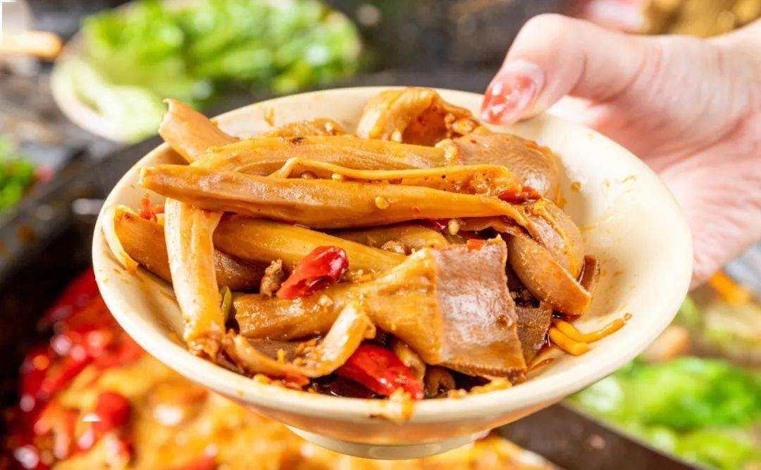 「香辣鸭郡把」8小时牛骨浓汤加上高原牦牛牛油,足量的重庆石柱红辣椒