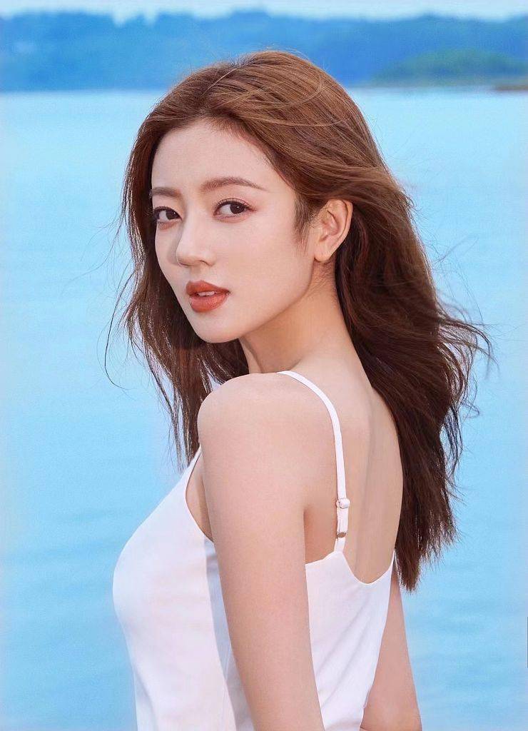 何瑞贤拍摄彩妆品牌宣传写真一袭白色吊带长裙清纯动人